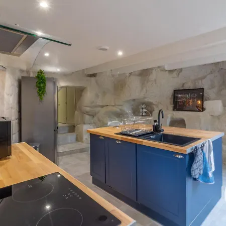 Troglodyte Unique Avec Jacuzzi, Billard Et Jardin, Près De Doué La Fontaine Et Saumur - Fr-1-622-69 Hébergement de vacances Les Ulmes