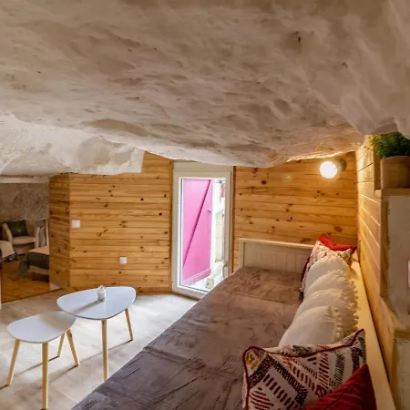 Hébergement de vacances Troglodyte Unique Avec Jacuzzi, Billard Et Jardin, Près De Doué La Fontaine Et Saumur - Fr-1-622-69 *